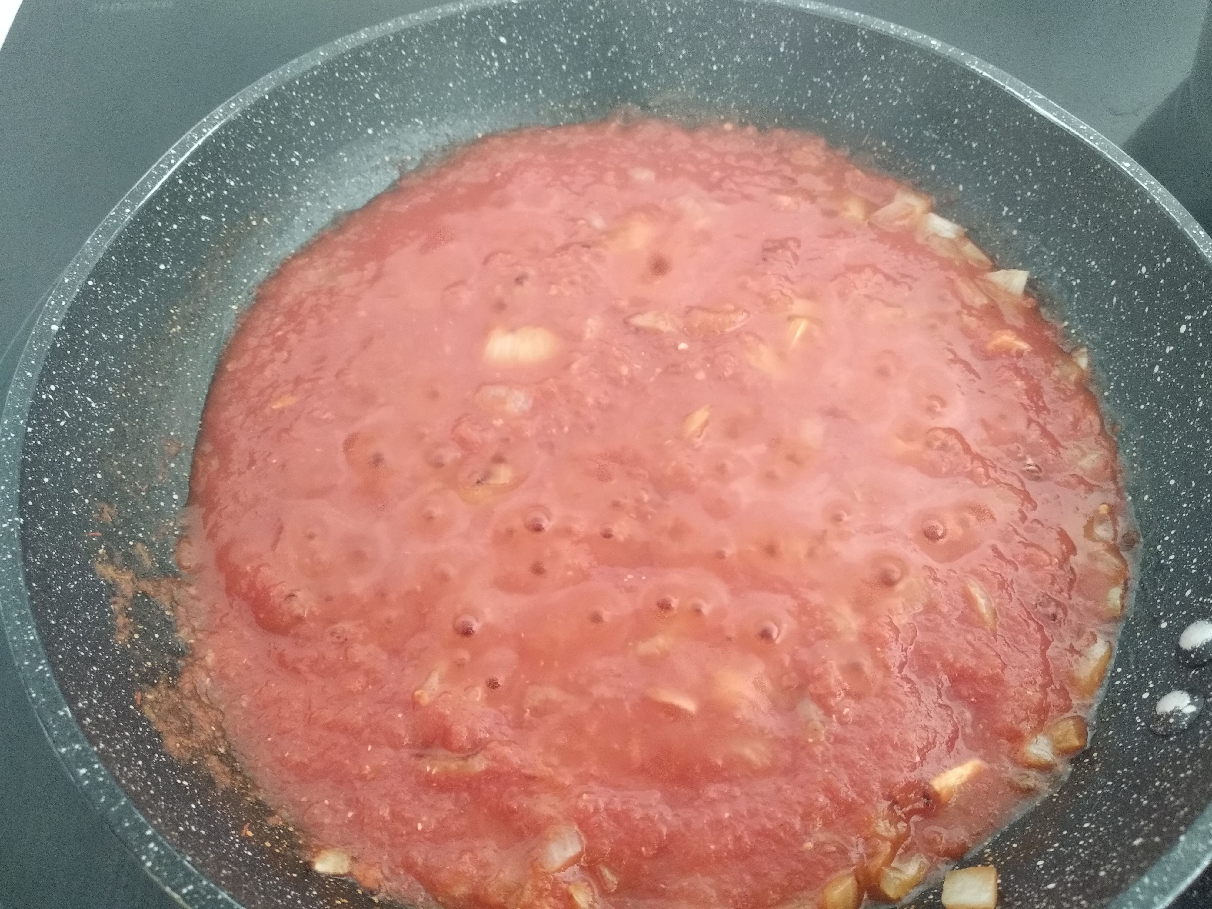 Salsa de tomate a base de cebolla y tomate troceado natural en conserva. 