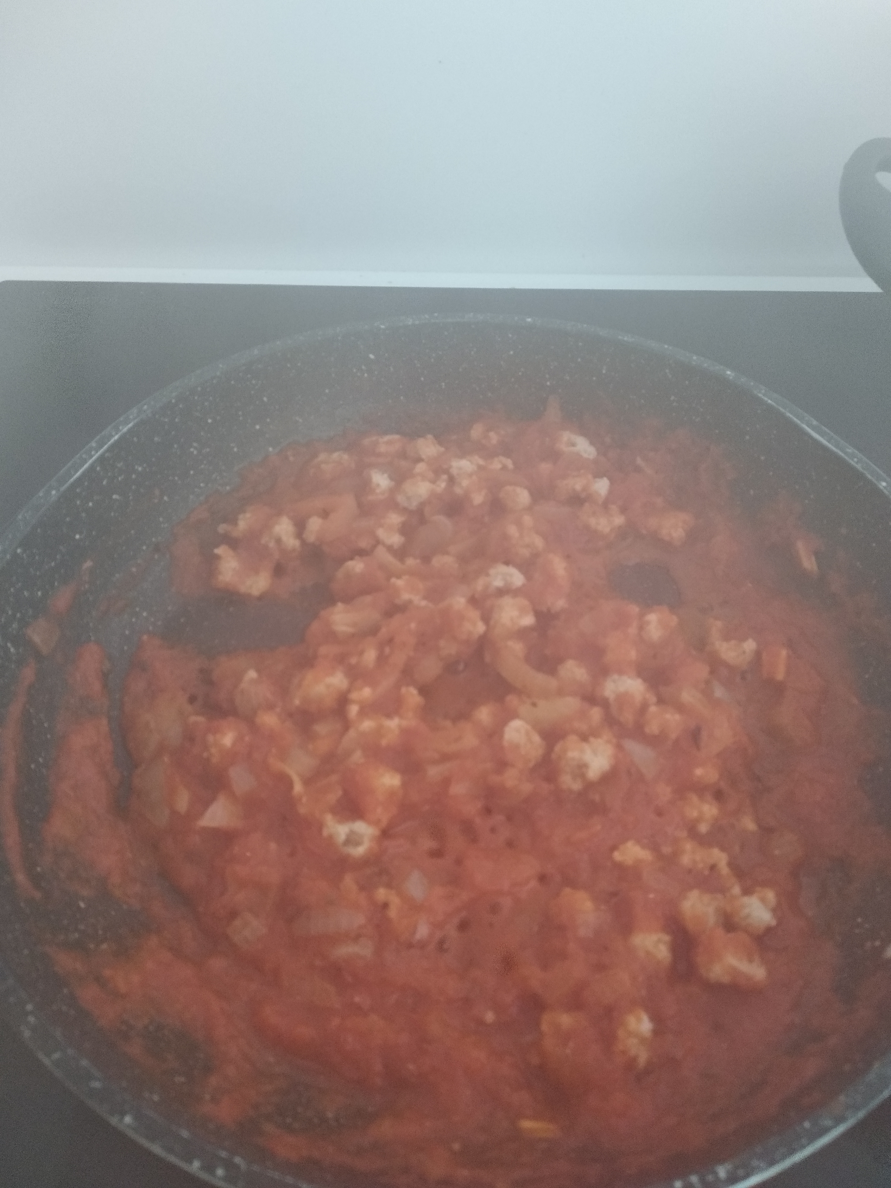 Soja texturizada hidratada cocinándose junto a la salsa de tomate. 